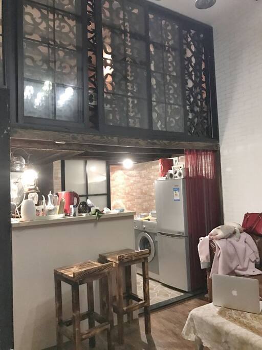 客厅:明亮的吧台