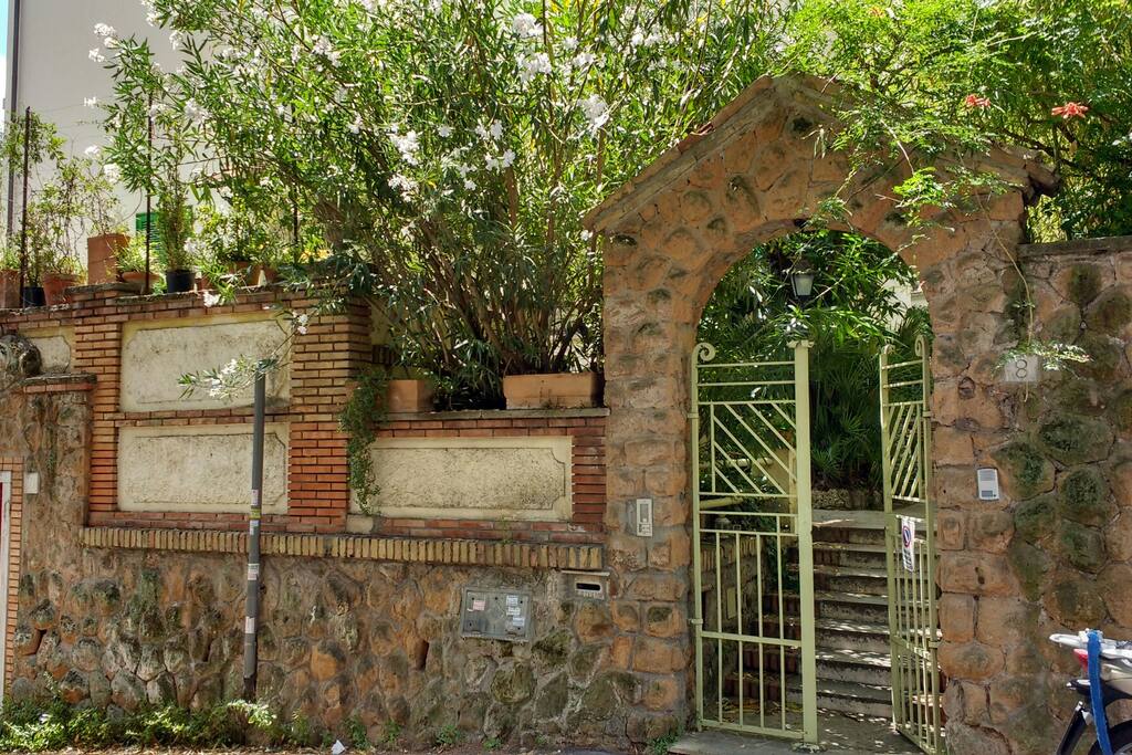 the external gate: please come in!