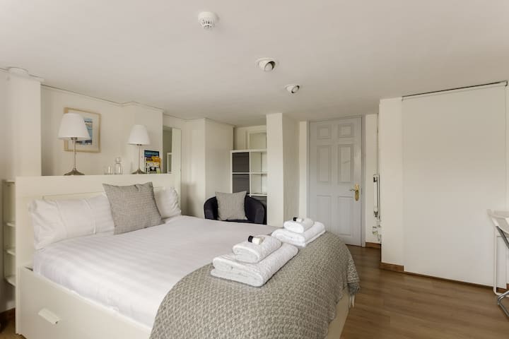 5 mins from seafront. Private basement & en-suite