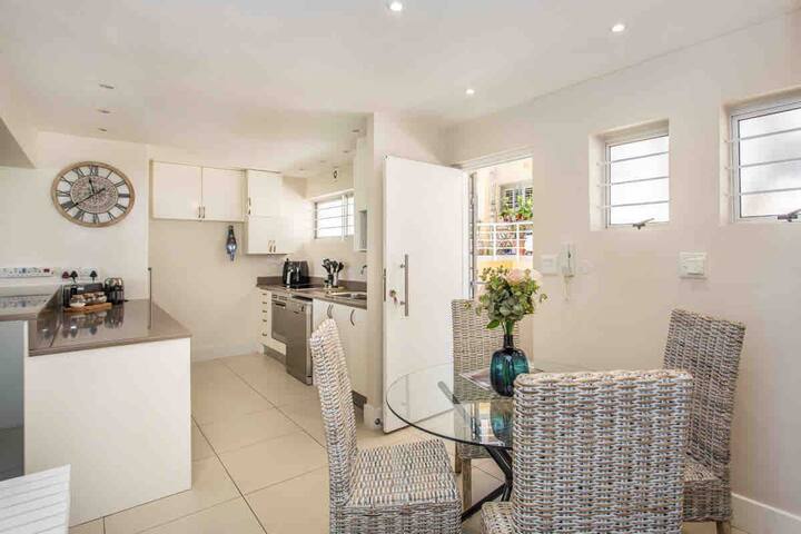 A-Wave from it All! 2 Bed Sea Point • 6PV gallery image 4