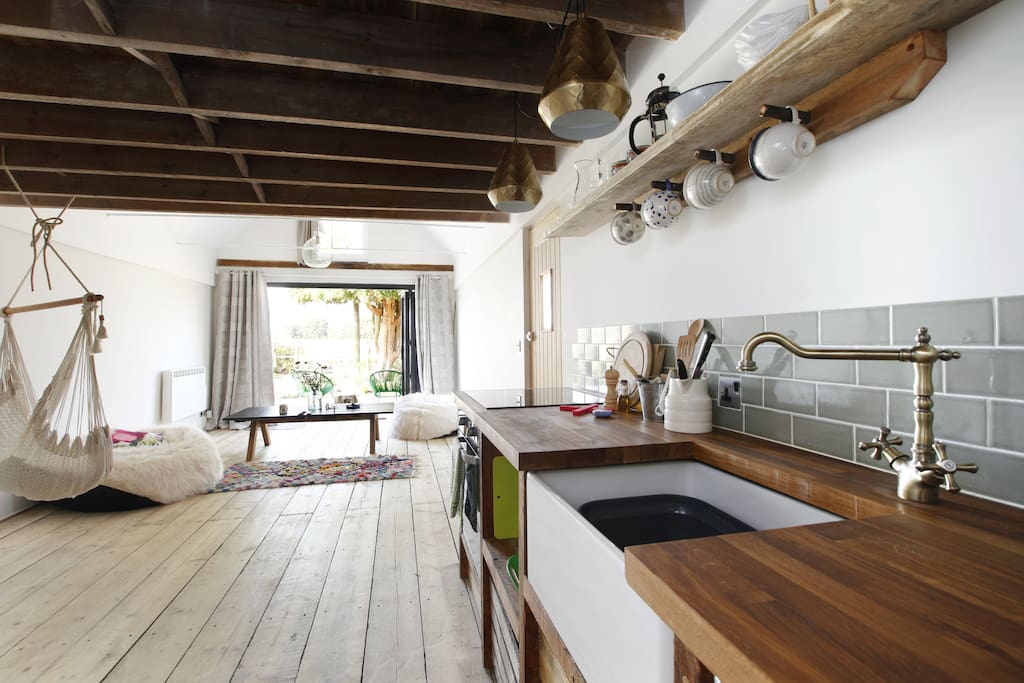 Reclaimed pallet kitchen full equipped with oven, hob, kettle, toaster