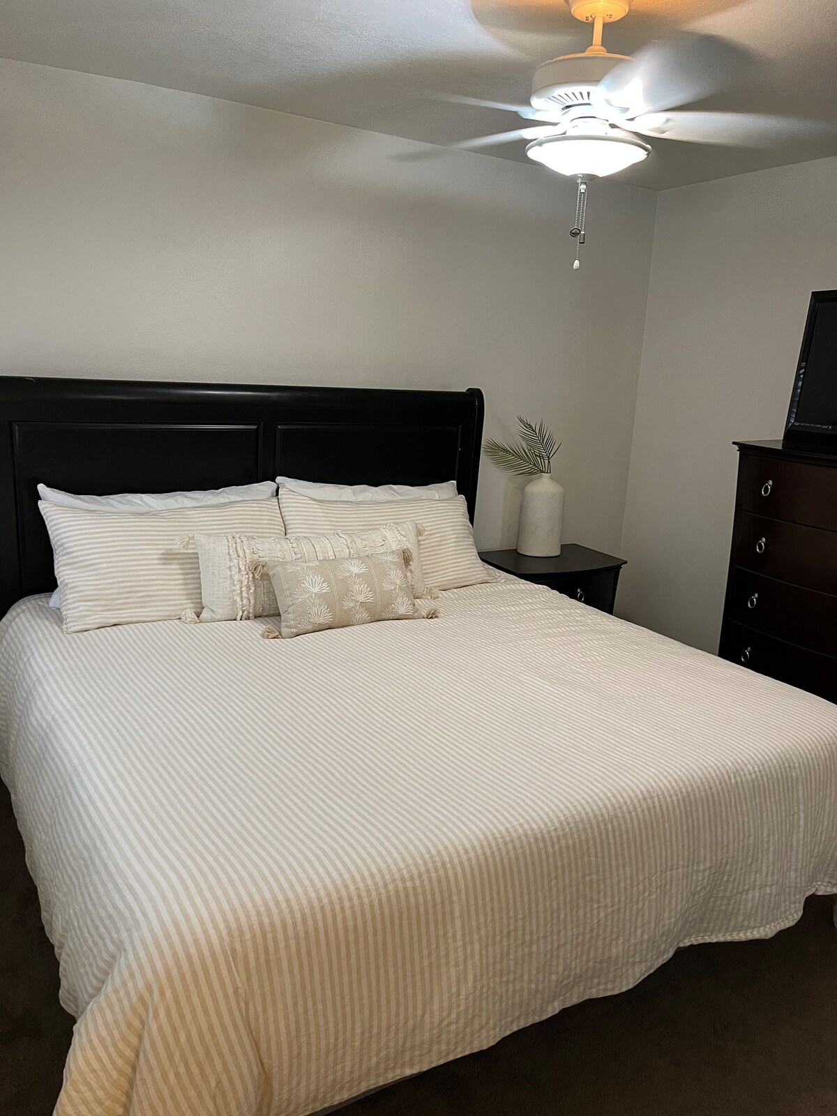 Bungalov na prízemí: hlavná spálňa s manželskou posteľou King, komoda, inteligentná televízia, nočný stolík a vlastná kúpeľňa s vlastnou kúpeľňou