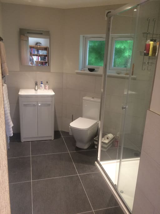 Modern en-suite bathroom