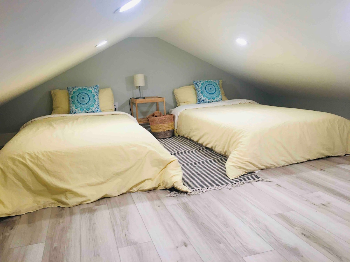 Лофт с две единични легла