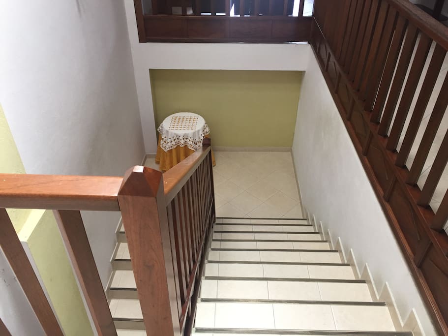 escaleras que dan a patio de ropas y cocina