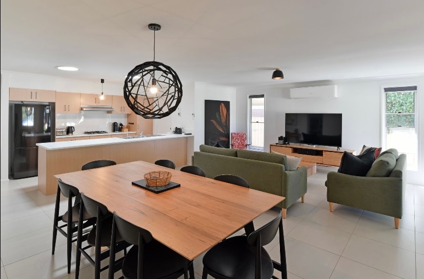 Successful Airbnb property: Pets welcome. All linen included. Lovely house. in Manyana