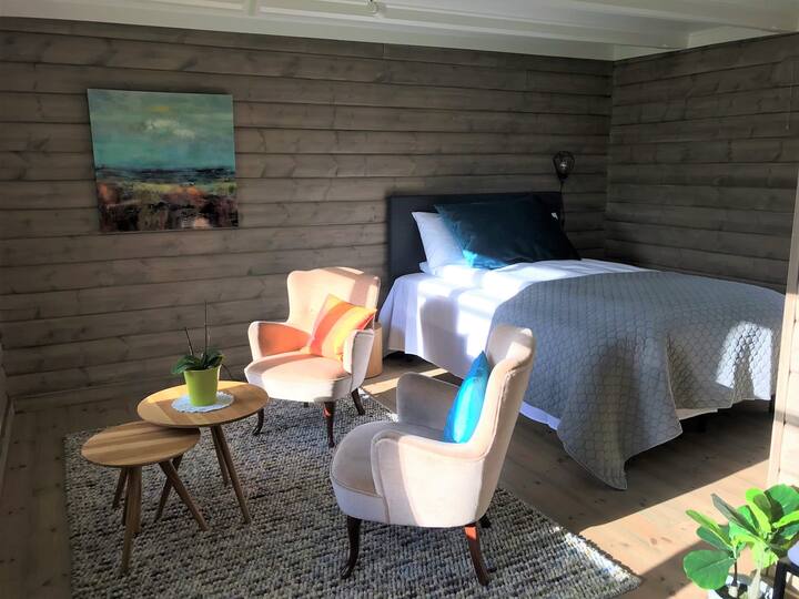 Hovedsoverommet har eget bad / Huvudsovrummet har ett eget badrum