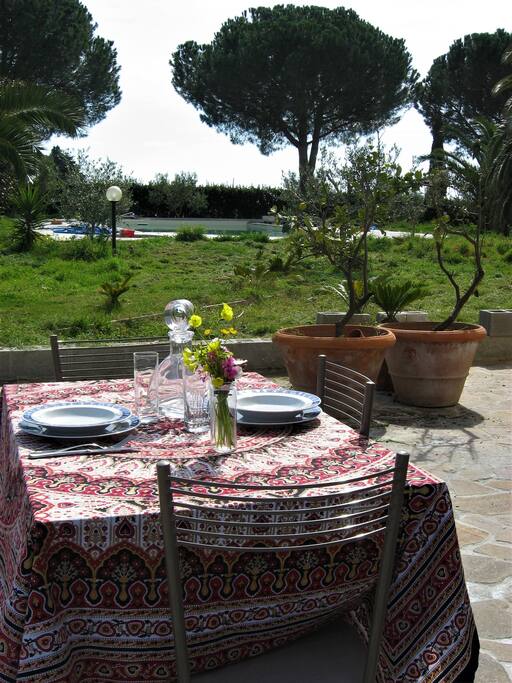 Pranzo vista piscina