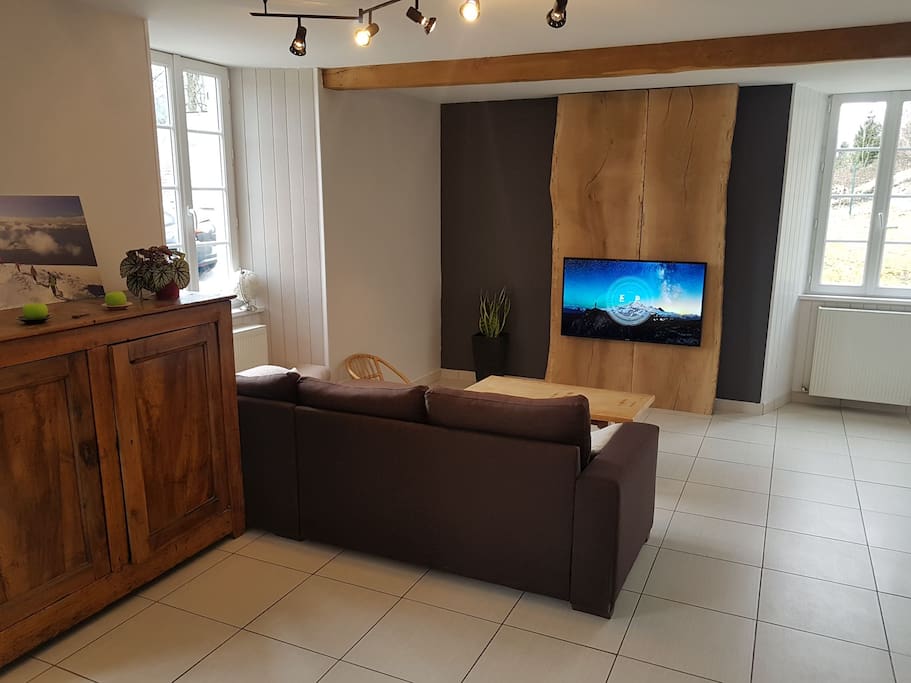 salon avec télévision et internet wifi .