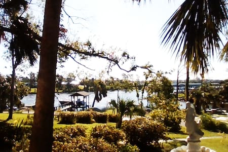 Secluded Waterfront Weekly & Monthly Discounts!