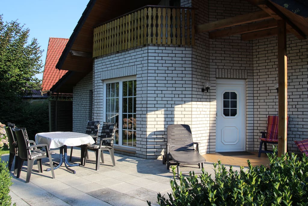 Schöne Terrasse mit Grill