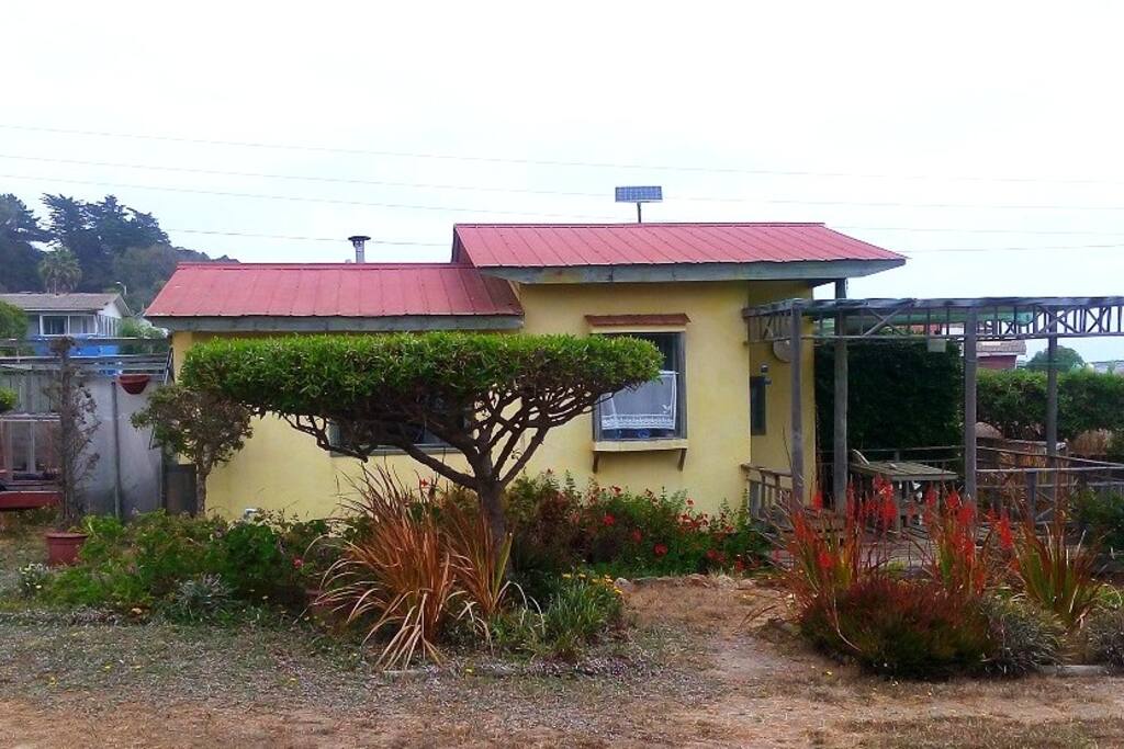 La cabañita tiene 21 m2 y está inserta en una propiedad de 6.000 m2, pero es totalmente independiente. Tiene wifi y asadera en la terraza.