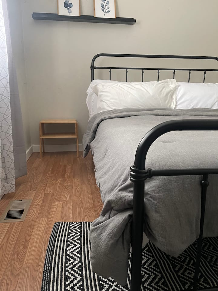 Habitación con cama tamaño queen