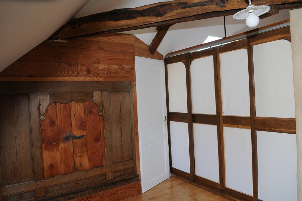 Appartement à l'étage, parois chambres fermées.