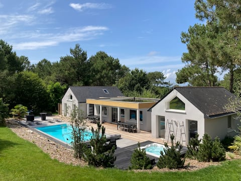 House with pool and hot tub in the woods of Kador