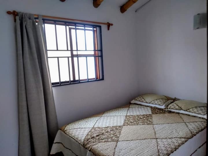 Slaapkamer met een tweepersoonsbed.