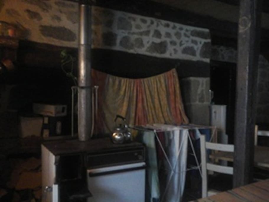 cuisinière à bois, cheminée d'époque, salle à manger