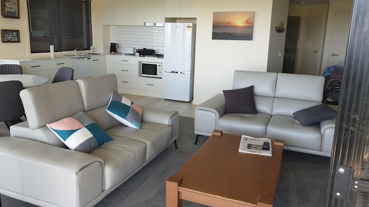 Salón / cocina y cama individual en la parte trasera derecha del salón