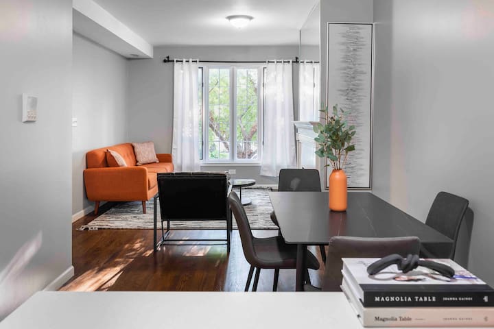 Pristine Chicago Home | 3BD |2BA |Free Parking (2)