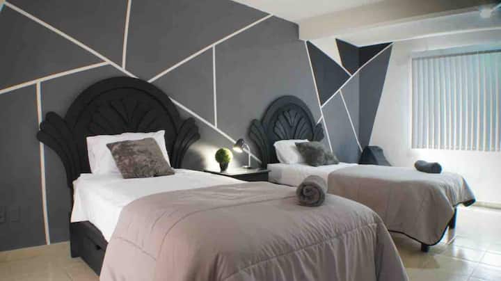 Chambre 4 avec 2 lits simples avec salle de bain complète privée.