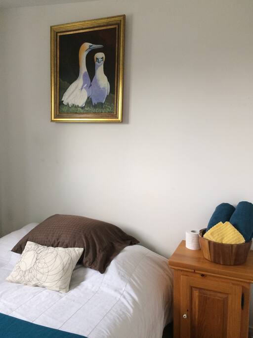 Lit double douillet et confortable. Toile: Amoureux fous