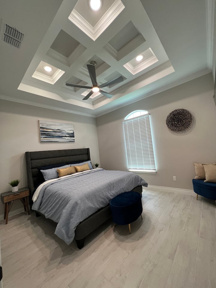 Krevat dopio "king" në katin e poshtëm të dhomës kryesore të 