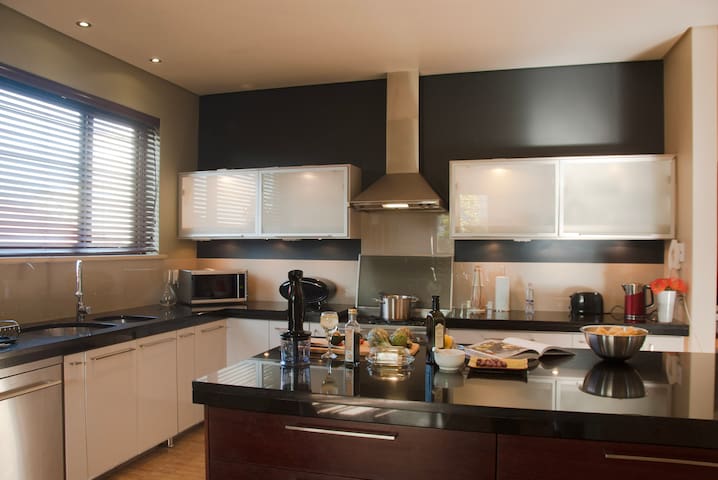 Stylish Green Point Villa | Pool & Garden Retreat gallery image 3