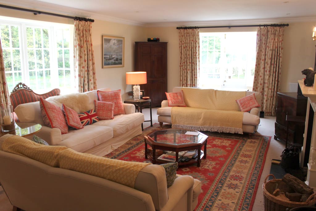 Cosy living room, great for reading, games or watching telly in front of the fire.