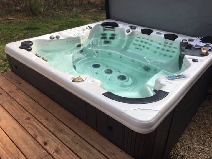 Private Paradise (Sleeps 8 comfortably) + HOT TUB