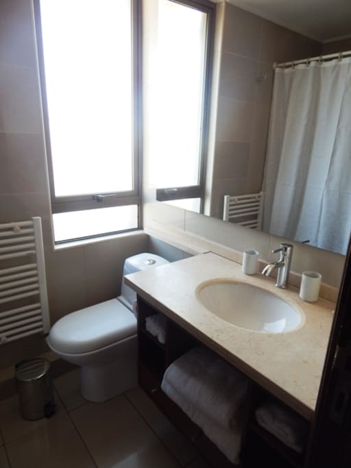 Baño principal con ventilación natural
