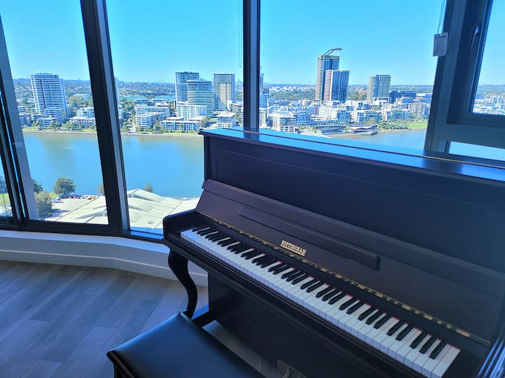 Bay-view Oasis | Free Parking | Spacious 2 Br Apt - Parramatta