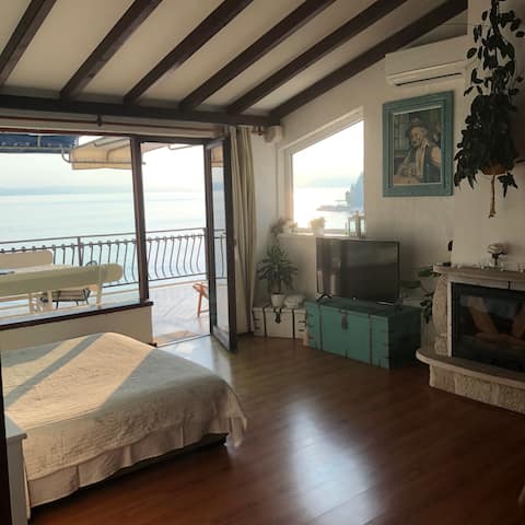 Popular Airbnb listing: Seafront apartment overlooking Caklje marina in Općina Podgora