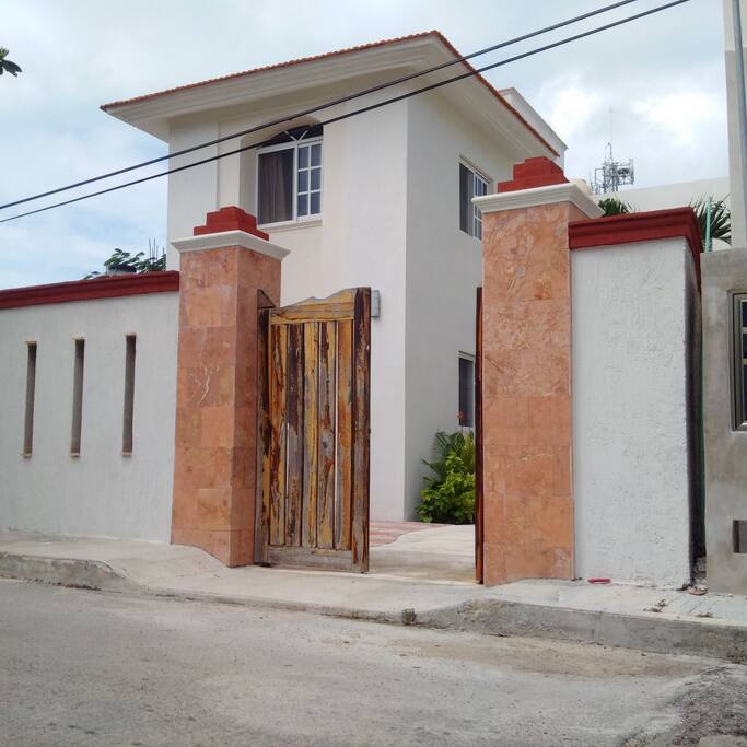 Villa Keh.
Entrada Principal.