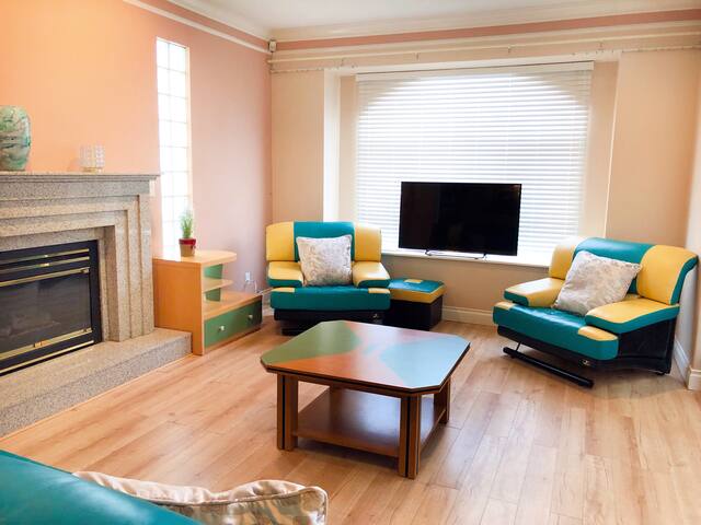 Clean Bright Family Home Near City Center &Airport gallery image 2