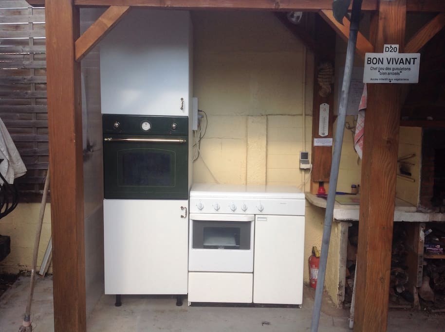 cuisine extérieure avec four à gaz et électrique, gaziniere , micro ondes , barbecue