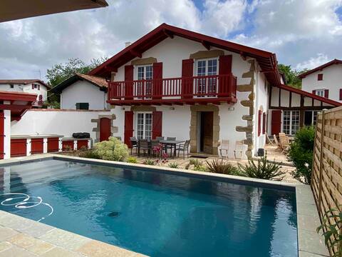 Built in 1610-Heated POOL-walk to town-pets