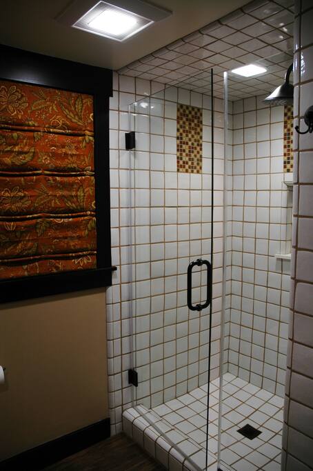 Private Bathroom for 2nd Bedroom