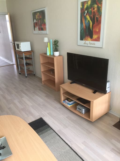 Stue med trægulve og stort 40" LED fladskærms tv.