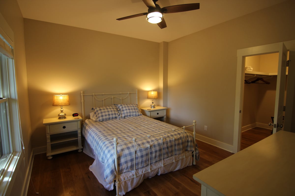 חדר שינה 4 עם מיטת קווין סייז וארון כניסה.  חדר רחצה משותף עם חדר בידור (מצעים, שמפו, מרכך וסבון). 