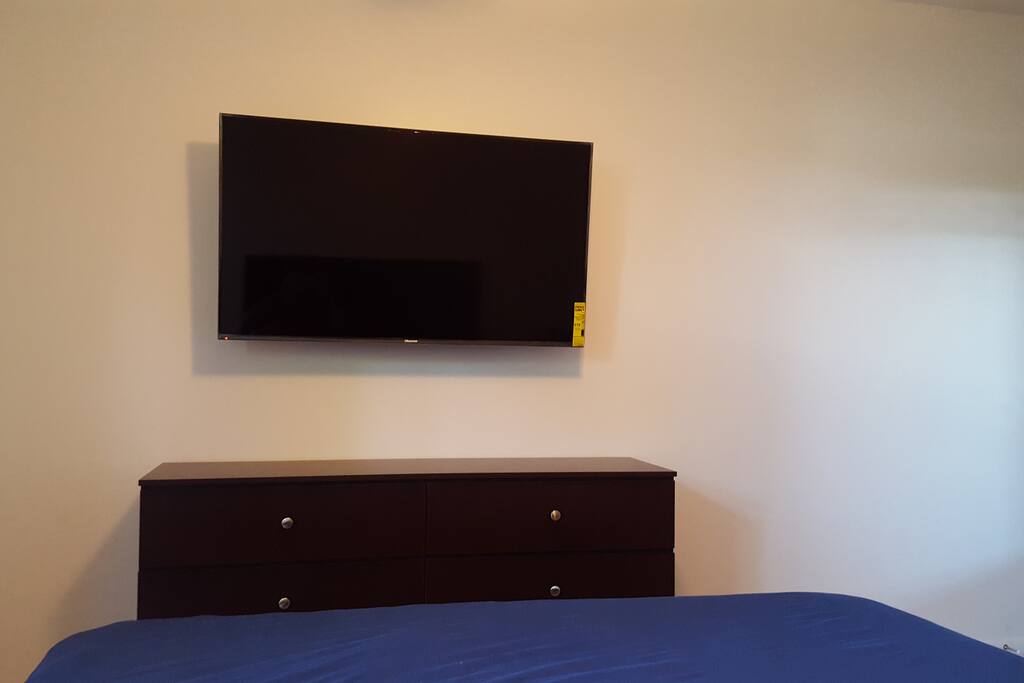 Smart 4K HDTV with cable