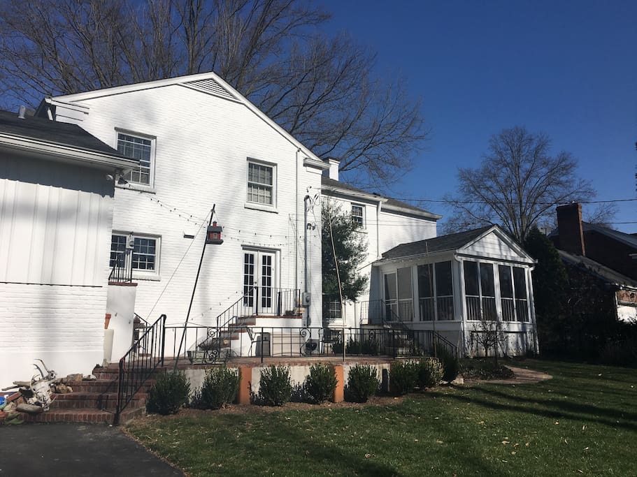 Large backyard, patio, and screened porch (GREAT FLOW!)