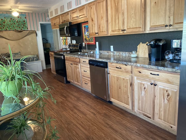 Cheerful 2-bedroom lake cottage close to shore