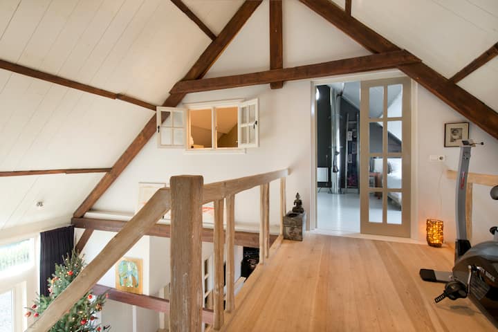 قادم من الكراسي لأعلى - في يدك اليسرى غرفة النوم الرئيسية