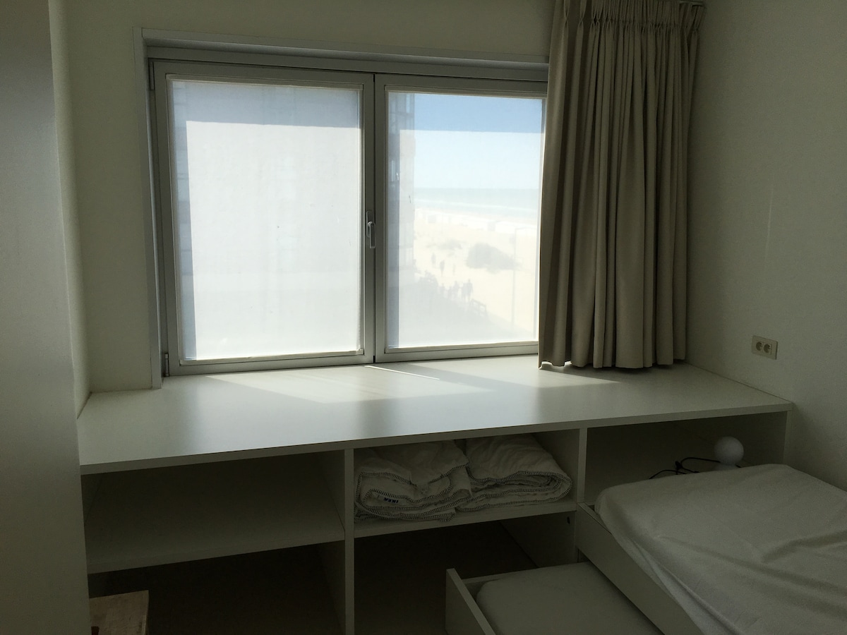 חדר שני עם 2 מיטות נפרדות וגם עם נוף לים. אחת המיטות מחליקה מתחת לשנייה.