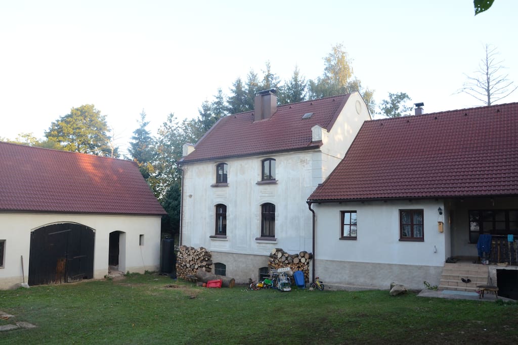 dvůr s možností posezení u ohniště