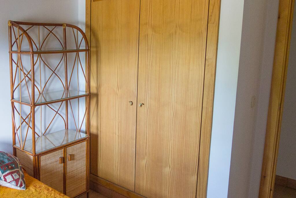Habitación. Armario y mueble disponibles
