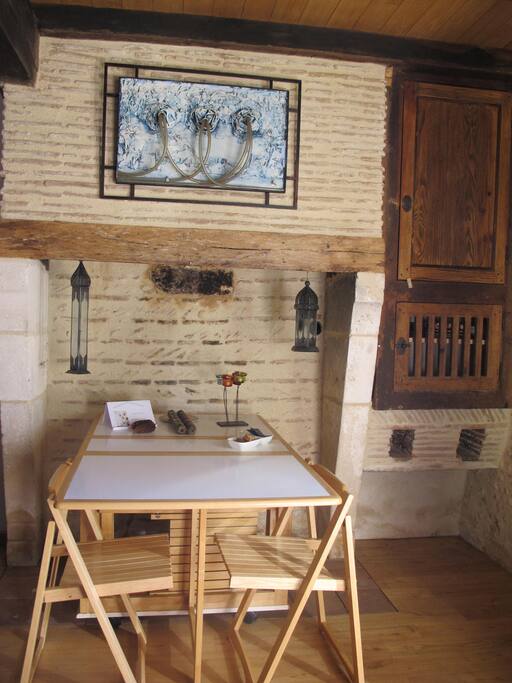 Table à manger dans l'ancienne cheminée