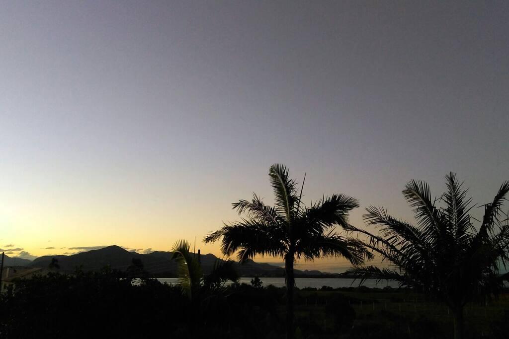 Atardecer na lagoa, desde a varanda do quarto.