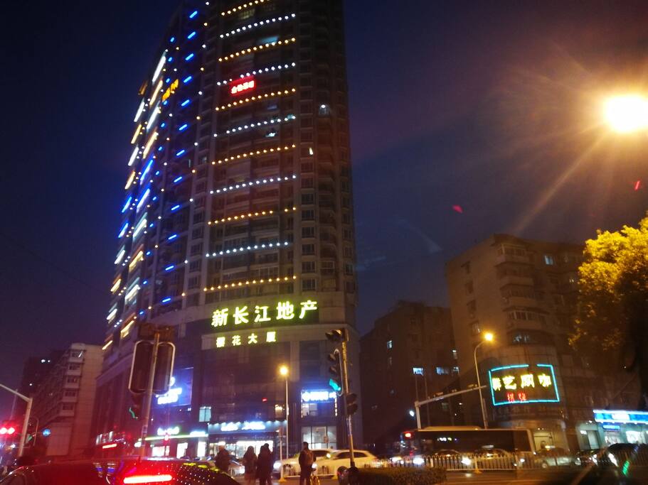 楼下夜宵很多