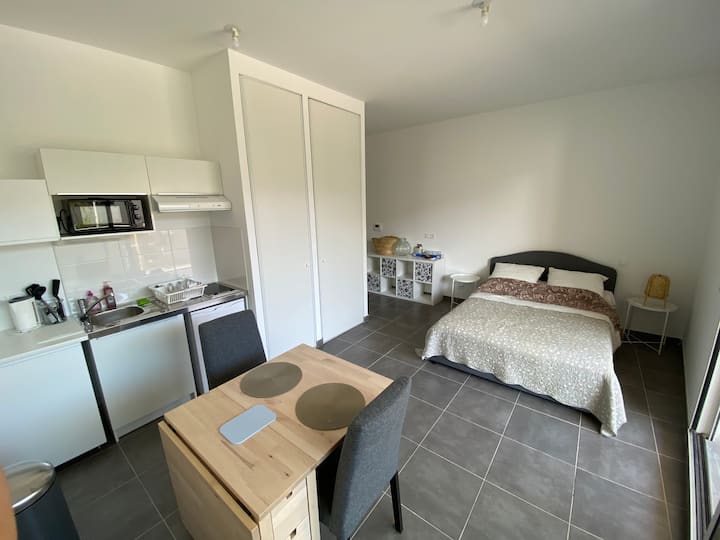 Quiet & Bright Studio Gare de Toulon Apartments for Rent in Toulon